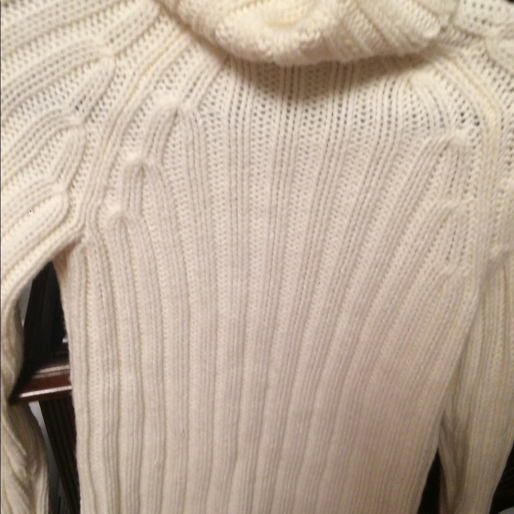 Sweater never wore - Picture 3 of 3